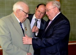 Вручення медалі Володимира Великого академіку АН ВО України, доктору с.-г. наук, професору, завідувачу кафедри рослинництва Олександру Зінченку